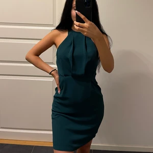 Klänning - En fin mörkgrön klänning från Nelly. Använd en gång🦋