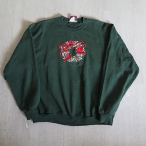 grön sweatshirt - Grön sweatshirt med broderi strl L (dam). Passar bra som oversize om man har mindre strl :) 66 kr spårbar frakt.  Skicka meddelande vid frågor/fler bilder!  Notera att små defekter kan finnas då den inte är ny. Större brister nämns tydligt i annonsen/visas på bild. OBS! Bud är bindande!!!!!!! 