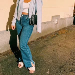 Jeans med slit - Jeans med slit på yttersidan i storlek 36🥰