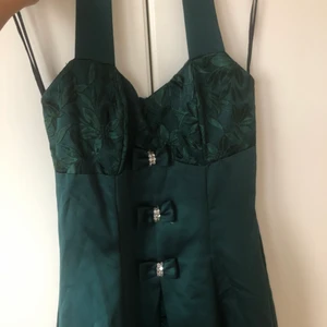 Balklänning  - Denna klänning är väldigt elegant och färgen är sexig. Buren en gång tidigare och är perfekt för bal eller bröllop.