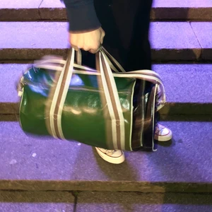 Fred Perry väska - Hej! Jag säljer min Fred Perry väska (7/10). Väldigt stort utrymme för förvaring och perfekt för personen som letar efter en stor väska helt enkelt!✨Träffas bara i TC eller så kan jag posta (köparen står för frakt)!