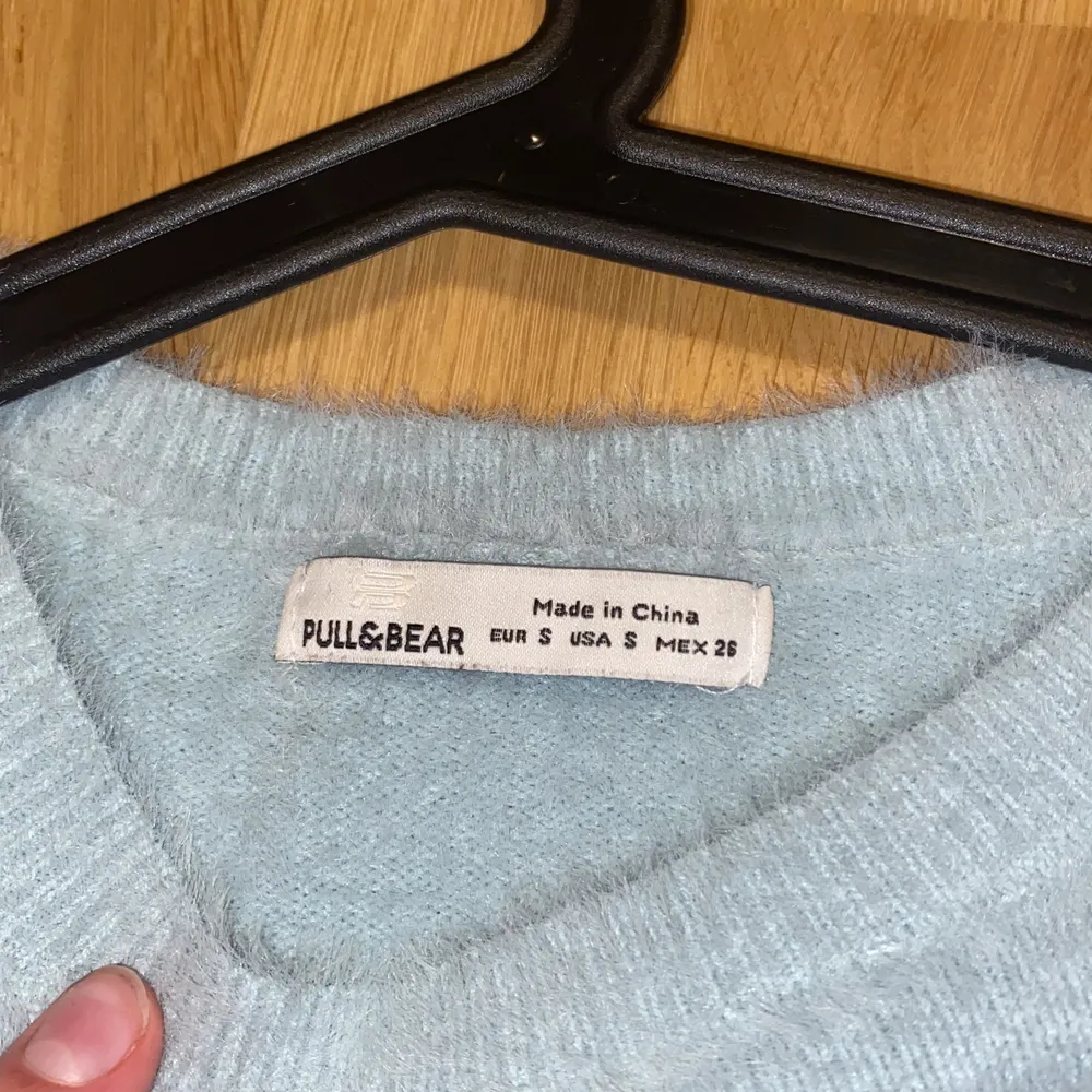 Stickad ljusblå/turkos fuzzy långärmad tröja från pull and bear i storlek S💕 priset är inkl frakt!. Stickat.