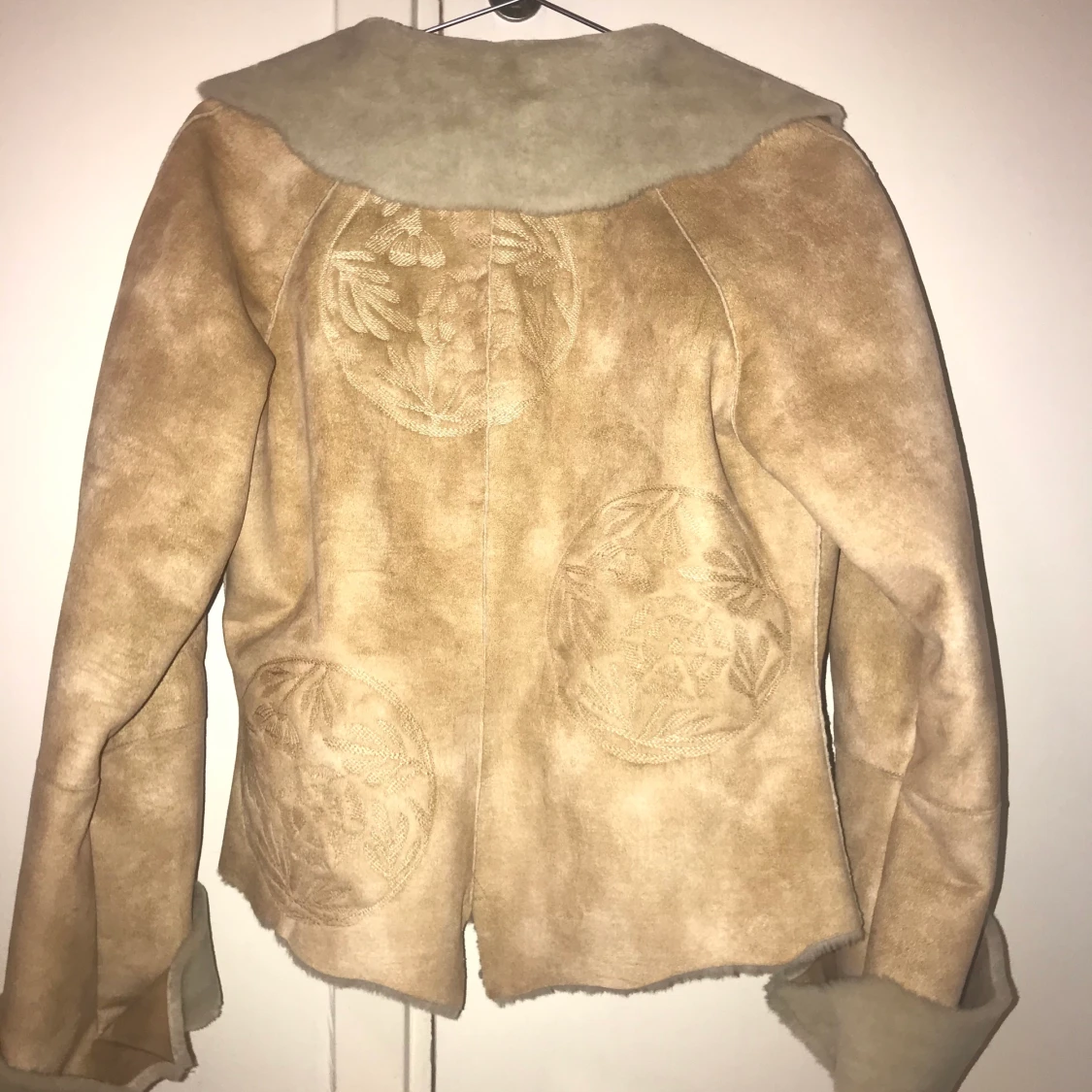 Snygg pälsjacka med brodyr - 90