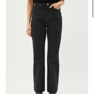 Weekday Rowe Extra High Straight Jeans - Ett par jeans från Weekday som kallas ”Rowe Extra High Straight Jeans” i storlek 27/30, använd Max 3ggr!! Pris kan diskuteras☺️