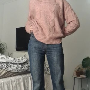 Stickad tröja med krage - Som ny, mysig virkad tröja från lager 157. 