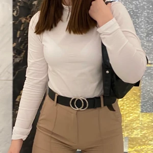 Body storlek M - Säljer denna vita body som är lite highneck. Superfin!! Men är tyvärr lite stor på mig😕 använd 1 gång så i princip ny💕 väldigt bra material skulle jag säga😊