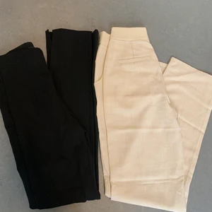 Kostym byxor - Ett par raka svarta kostymbyxor med slit från Gina tricot och ett par beiga från AFJs kollektion med NA-KD! Bägge oanvända och passar Stl 36! Köp båda för 300kr eller 180kr styck! 