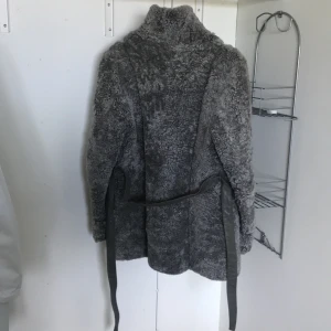 Fårskinns  päls - Äkta päls i Fårskinn. 