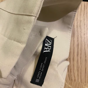 Zara byxor  - Fina beiga kostymbyxor från zara storlek 34