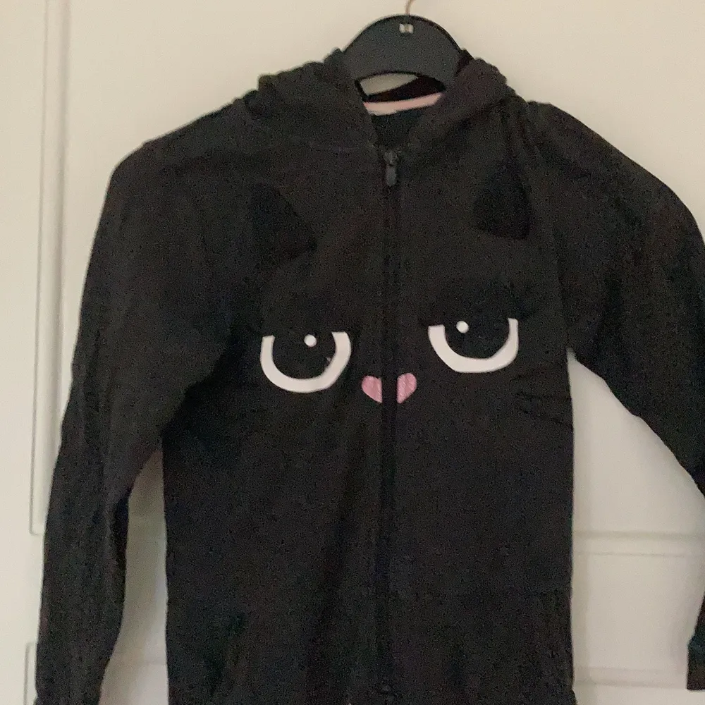 Jag säljer en mysig onepiece med kattögon och öron på luvan. Den är i storlek 140/9-10 år och är använd ett fåtal gånger när jag var yngre. Jag kan mötas upp i Täby eller Danderyd, annars tillkommer frakt. Pris kan diskuteras.. Neuletakit & Villapaidat.