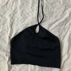 Zara halterncek - Svart halterneck från zara. Storlek M. Använd 1 gång.
