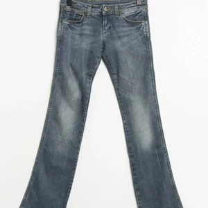 Wrangler jeans - Säljer dessa extremt snygga wrangler jeans, straight fit med lite utsvängt där nere, låg midja. Köpta av en annan tjej men passade tyvärr inte:( strl 26/32 och säljer för 300 + 65 frakt. Hör av vid intresse💕