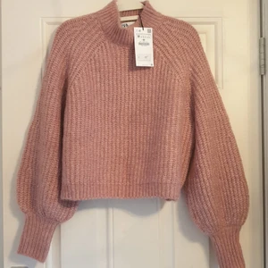 Stickad tröja - Säljer min fina stickade oversize tröja från Zara. Mjuk och skön i tyget. Lång i ärmarna och har polokrage. Lingonrosa i färgen, är ”luddig” i tyget. lite kortare i modellen. Fraktar endast och köparen står för frakten. 🖤 (första bilden är lånad på en likadan tröja för mer rättvis bild på färgen)