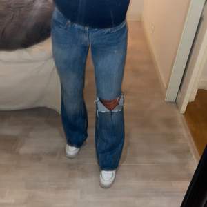 Ljusblåa jeans från zara med egenklippt hål på högra knät. Jag är 173cm lång så enligt mig är längden perfekt. Aldrig använda . Du står för frakten ❤️‍🔥