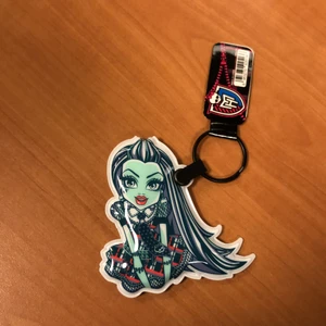 Monster high nyckelring - En jätte cool monster high nyckel ring i Franken Stein det är också en lampa. Man kan trycka på figuren så lyser den.