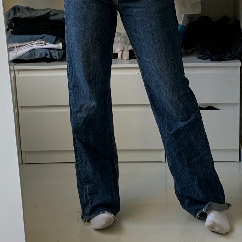Väldigt höstiga och snygg jeans! Dem är otroligt bekväma och är i storlek 40 då jag gillar dom stora och pösiga och eftersom de inte ska vara för korta för mig med väldigt långa ben. De är jätte snygga och bra skick.. Jeans & Byxor.