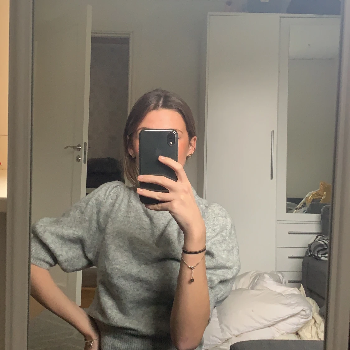 Grå stickad tröja med puffarmar