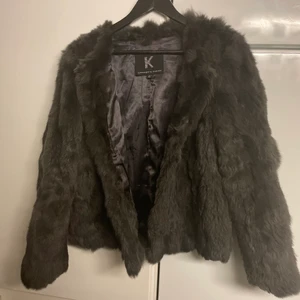 Pälsjacka  - Kopenhagen by Andersen  storlek 40 men passar s/m/l  Pälsen är i kanin.  Grå mjuk och varm.  Nypris ca 5000  Bra skick jag betalar frakten. :)