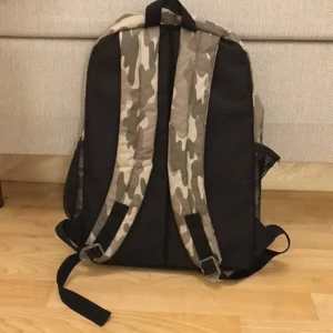 En cool ryggsäck  - En ryggsäck som är använd. Den är fin och ren. Har även många ställen och lägga sina saker i. Säljer den för att jag inte använder den.