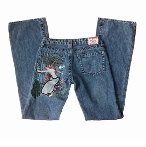 Jeans - Super snygga vintage true religon jeans med broderi , som jag sprättat upp där nere och gjort slits💕 storlek W28, midjemått: 83 cm innerbenslängd 80 cm. !LÅNADE BILDER! Skriv privat för fler bilder! Buda privat eller köp direkt för 500💕 