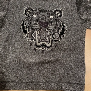 Skitsnygg glittrig kenzo  tröja 😍❤️ - En jättefin glittrig kenzo tröja den är i storlek m men skulle säga s eller xs 💕😍 köpt för 1000 ❤️