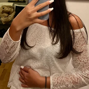 Spets blus - Gullig spets blus i storlek XS som man kan ha som off shoulder, säljs då den inte längre är min stil💛💛   Bilder tagna av min lillasyster🧸🤍
