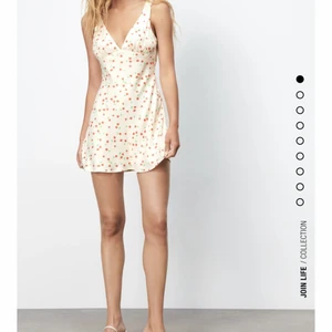 Zara klänning - Zara klänning st 34 med små körsbär på. Köpt i somras och är i nyskick. (Kort klänning). Nypris: 359kr, säljer för 250kr (frakt ingår inte)
