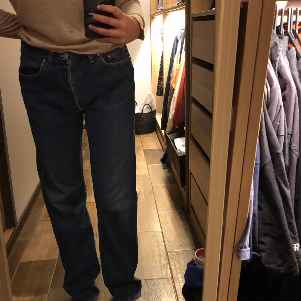 Snygga jeans sitter jätte bra på mig (har 36 & är 168cm, men byxorna blivit för stora på mig nu) storlek W 33 L 32, väldigt bra skick 🌟 390kr+frakt. Jeans & Byxor.