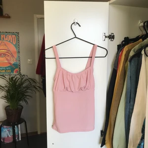 Rosa linne - Ljusrosa ribbat linne. Använd 1-2 ggr, nyskick. Från ASOS. Inte croppad, utan ganska lång. Perfekt för att lagra på kläder! Stretchig så passar flera storlekar.