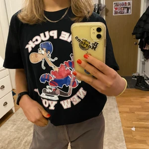 Cool t-shiit med tryck - En assnygg t-shirt med tryck som jag köpt second hand men som tyvärr inte kommer till användning längre. Storlek L men passar även bra oversized!💖