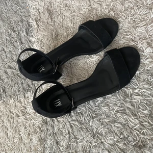 Klackskor - Säljer dessa klackskor i storlek 41. Fint skick. Nypris 300 kr. Säljes pågrund av för stora.