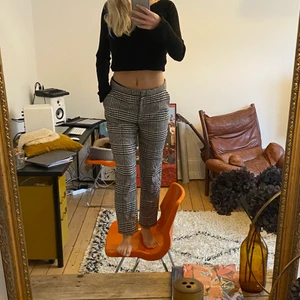 Rutiga kostymbyxor  - Från H&M i strl 36. Lite lösa i midjan på mig som vanligtvis är en 34 i byxor från H&M🤍är 168 cm lång. Väldigt sparsamt använda.
