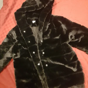 Päls jacka - Säljer min päls jacka, som ny knappt använt, i bra skick, Storlek M men är som en S