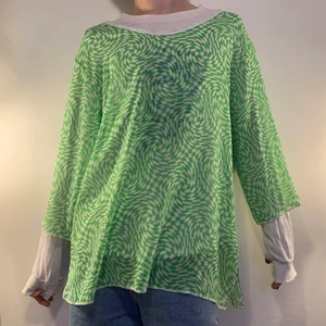 Vintage oversized grön vit mesh topp - Vintage oversized mesh topp med det fetaste gröna och vita paykadeliska rutiga swirl mönstret 💚 Denna tröjan är en sån snygg statement piece och perfekt för att bygga lager! Den ger sånna hippie vibes men är samtidigt så modern med färgerna och det coola abstrakta mönstret! Så snygg till ett par vita eller blåa jeans eller ett par galna gröna byxor!