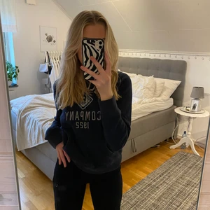 Hollister Hoodie storlek XS - Säljer denna hollister hoodie i storlek M för 150kr, skulle dock säga att den är mer S, jag bär vanligtvis XS/S och den passar mig🔥