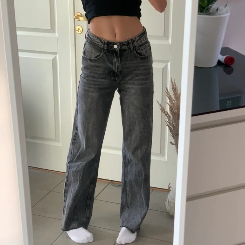 Super snygga gråa jeans, straight. Perfekt längd på mig som är 173. Går under naveln. Använt ett fåtal gånger, inga hål eller liknande💛 skriv vid intresse eller frågor☺️. Jeans & Byxor.