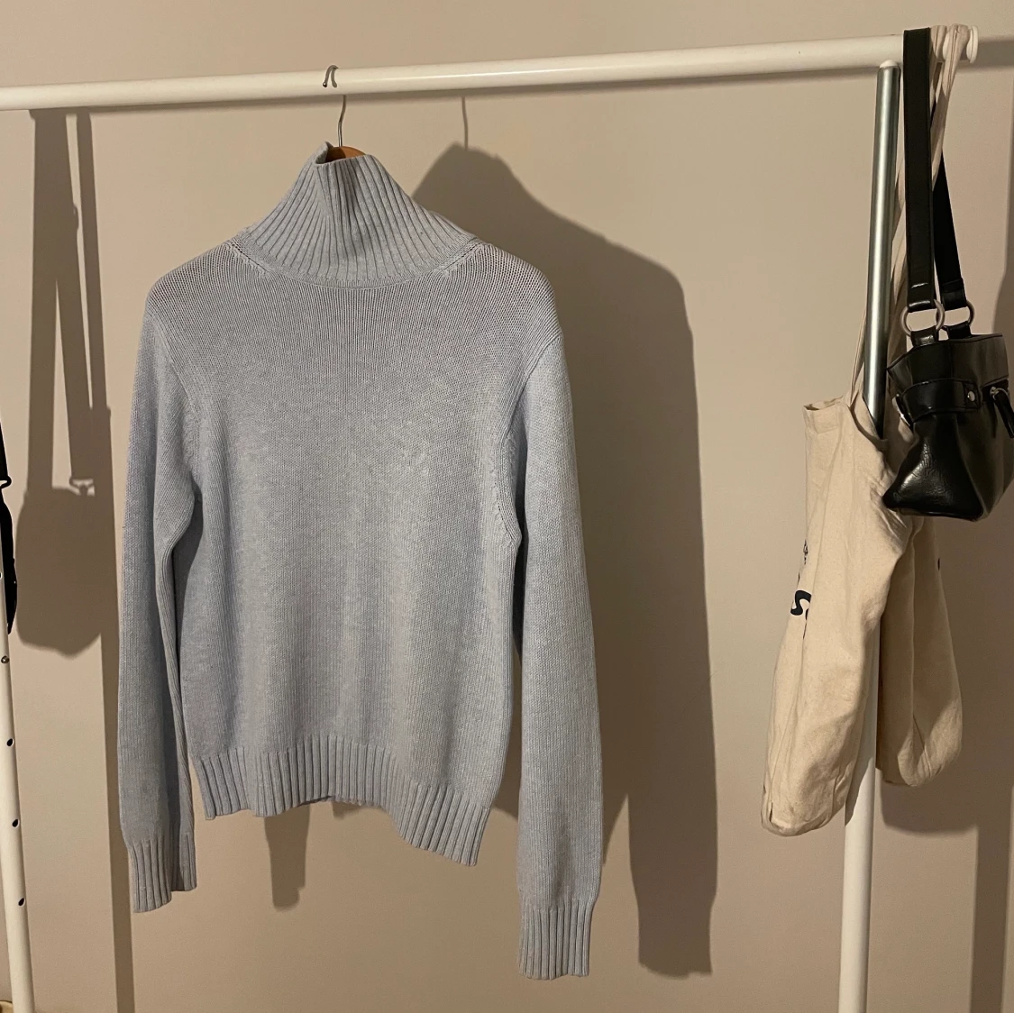 Stickad ljusblå polo 