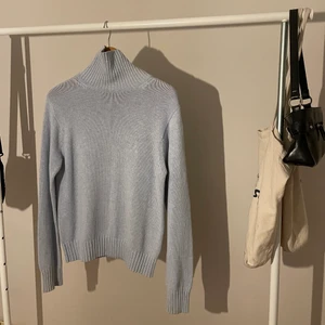 Stickad ljusblå polo  - Säljer en superfin stickad blå polo. Aldrig använd. 