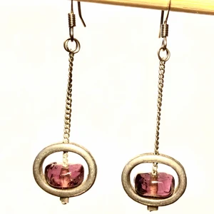 Örhängen ametist - Örhängen i vitmetall, örkrokar i kirurgiskt stål (nya), och ametister (lila). Hel längd 5 cm.