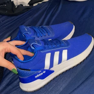 Adidas skor  - Skorna är i ett väldigt bra skick bara använts 3 gånger säljer då det är för små för mig. 