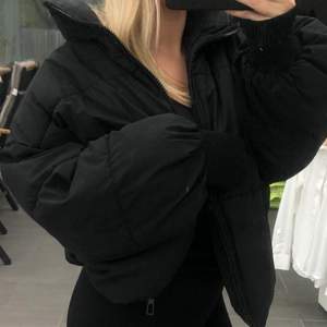 Puffar jacka från Zara i storlek XS. Oversized modell så passar även S/M :)  