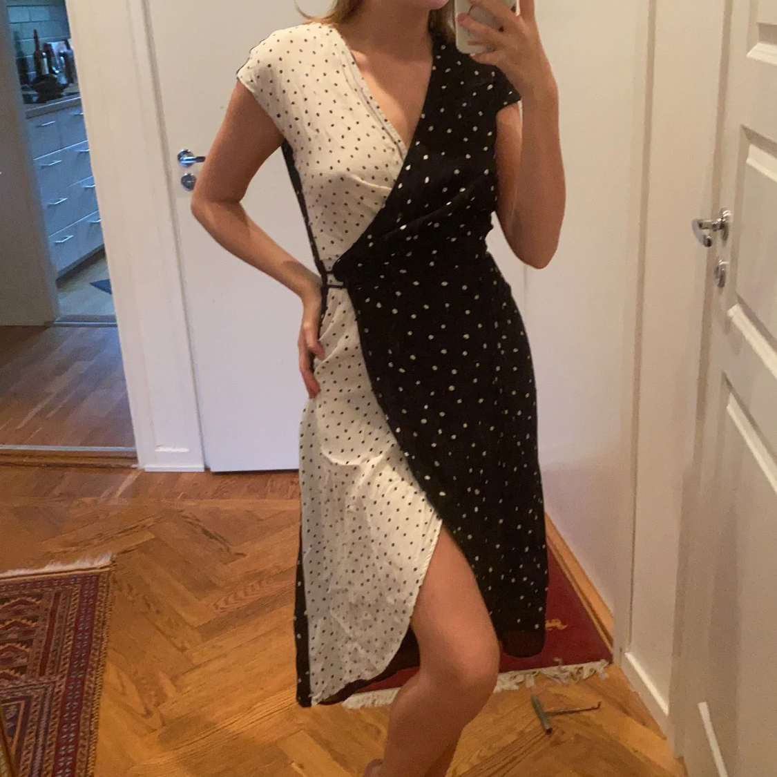 Svart och vit omlottklänning  - 90