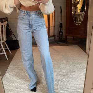 Populära jeans från Zara i en flare modell med långa ben! 