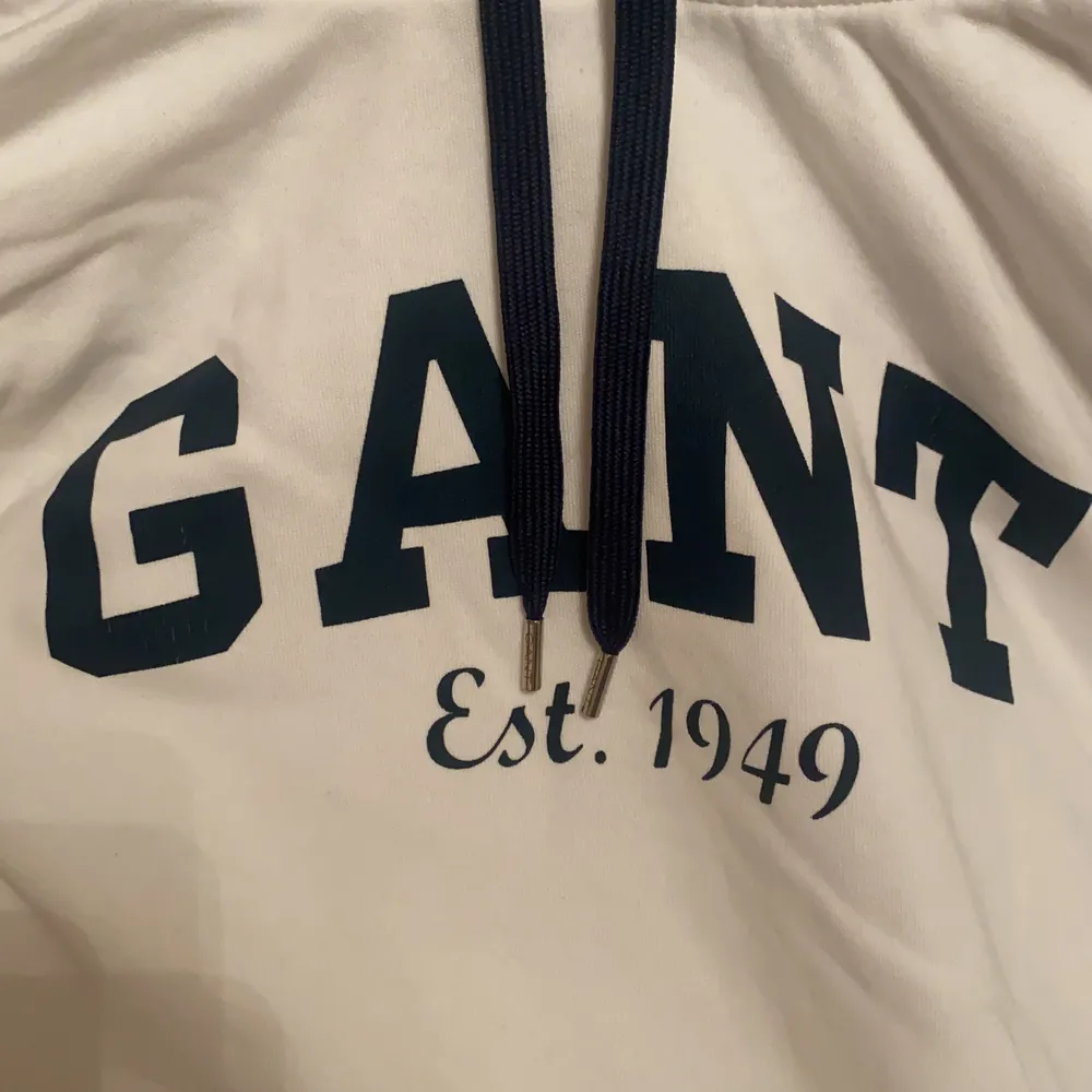 Gant hoodie vit som jag säljer för jag inte använder den längre, svin snygg. Frakt står köparen för. Hoodies.