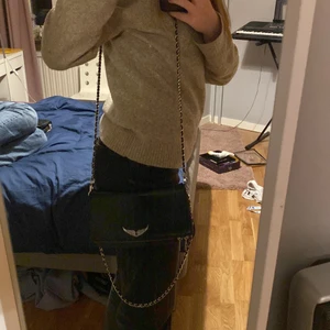 Zadig rock bag  - Säljer denna zadig väska pga jag ska köpa en annan och har redan ganska många liknande. Har använts några fåtal gånger så skulle säga nyskick Buda från 1800