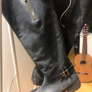 Urban Projekt Stövlar Svarta stl 38 - Säljer ett par begagnade Urban Projekt Stövlar Svarta stl 38👢 200kr