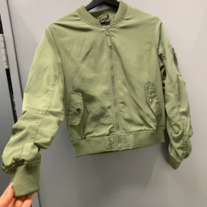 Ny grön Bomberjacka  - Ny bomberjacka storlek s