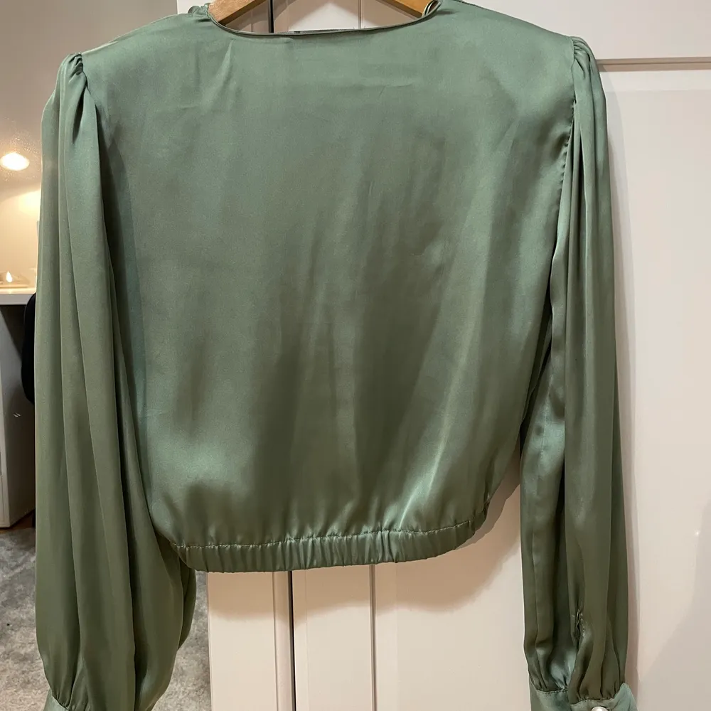 Super snygg silkes topp i en grön färg, perfekt som festtop. Toppen är köpt från zara, säljer pga för liten storlek. Orginalpris: 359kr mitt pris: 229kr. Blusar.