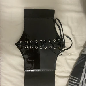 Corset  - En cool corset, har endast används en gång. Sitter bra på och är inte alltför obekväm. Passar min midja som är mellan 73-75cm men kan säkert passa lite mindre eller större också.  Skriv vid frågor och funderingar ✨ frakt tillkommer 
