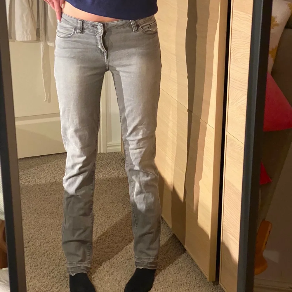 Säljer mina gråa lågmidjade jeans då jag har ett par likadana! Dom är i bra skick o superfina! Dom är i storlek W26 o L32 men har sprättat upp dom längst ner så dom är längre. Buda ifrån 275kr + frakt🤍. Jeans & Byxor.